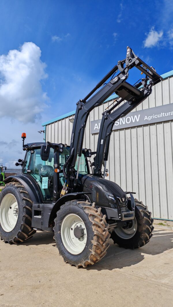 VALTRA G135 HI-TEC & LOADER 4WD TRACTOR