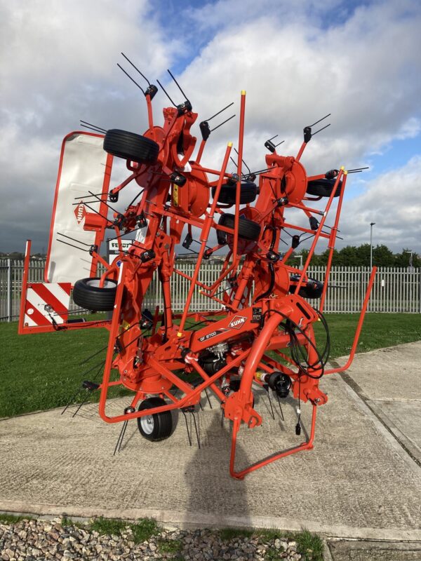 Kuhn GF 8700 Mounted Tedder