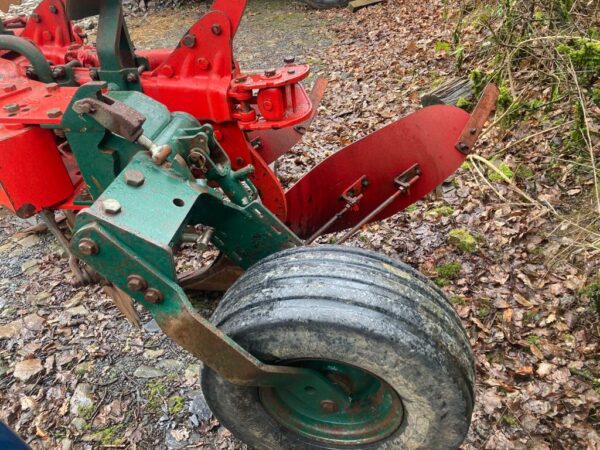 Vogel Noot 6 furrow reversible plough